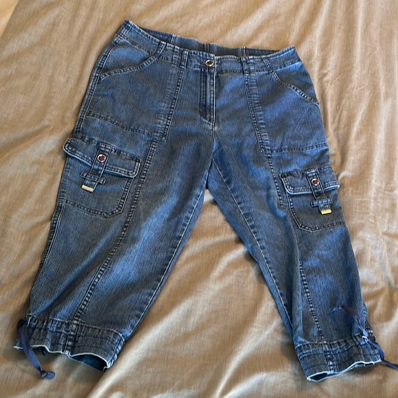 Super cute Jean capris - Picture 1 of 6